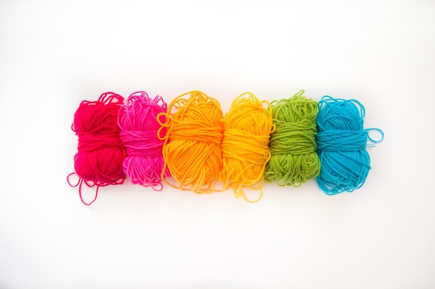 Набор с яркими нитями